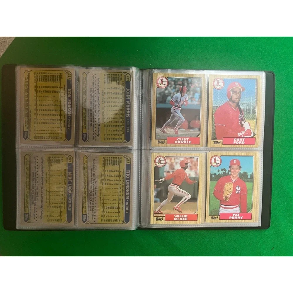 St Louis‎ Cardinals  1987 Topps Team Set with 40 card collector album.